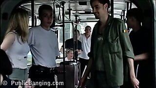Sex in der Öffentlichkeit in einem Stadtbus