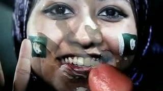 Pakistanischer Cricket-Fan bekommt eine schöne Spermaladung von unbeschnittenem Schwanz