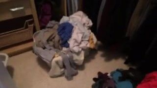 Suche nach schmutziger Wäsche von Nachbarn nach ihrem Höschen