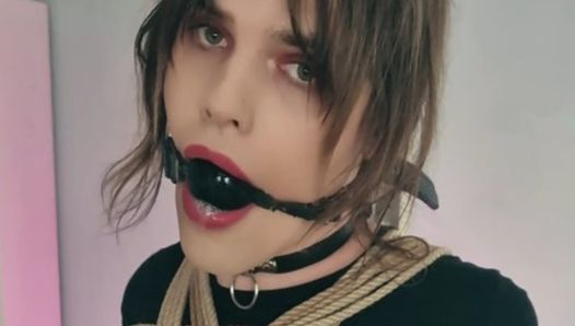 Девушка-транс KillKitty с кляпом во рту связанная вибратором и вынужденный оргазм в ее трусиках