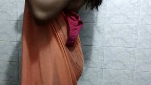 Indian Bhabhi ist nackte badewanne im badezimmer mit dirty talk