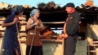Ungarische Oma Bauer Janet pisst und fickt in der Nähe der Scheune