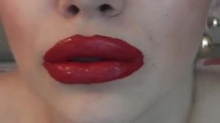 Schwer aufgetragener Lippenstift