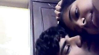 Indischer indischer Freund und Freundin kuscheln und drücken Möpse
