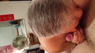 Schöner chinesischer Opa liebt es, Schwanz zu lutschen