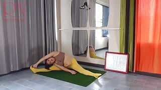 Regina Noir. Yoga in gelben Strumpfhosen beim Yoga im Fitnessstudio. Ein Mädchen ohne Höschen macht Yoga. Ein Athlet trainiert in einem öffe