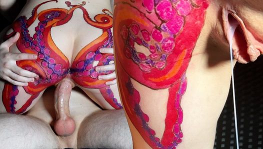 Geile stiefschwester mit riesigem oktopus-tattoo auf dem arsch hilft ihrem wichsenden stiefbruder, hart in ihre muschi zu kommen