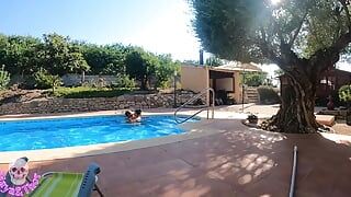 Жена с большой задницей очень горяча, чтобы жестко трахаться в бассейне в любительском видео