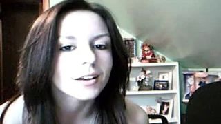 Heiße Amateur-Brünette strippt für ihre Webcam