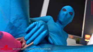 Geile Zentai Puppe verwöhnt mit ihren neuen dildo zum Orgasmus