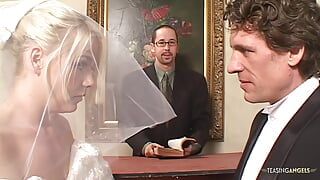Une mariée aux yeux bandés se fait surprendre par deux bites bien dures à la fois