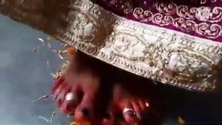 Indische Herrin bekommt ihre Füße vom Sklaven verehrt