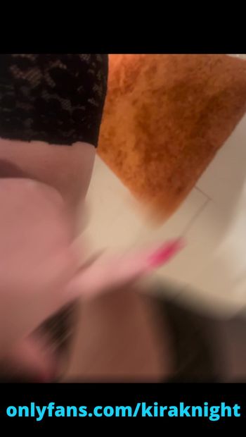 Instagram-model masturbeert op het toilet! Lek!