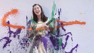 Lisa Hannigan wird bespritzt, befleckt und mit Farbe bedeckt