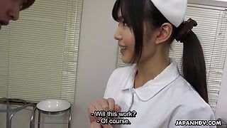 L'infermiera giapponese Shino Aoi succhia il cazzo di un paziente nello studio medico senza censure.
