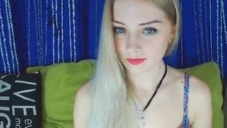 Atemberaubendes blondes Schätzchen in Strümpfen masturbiert ihre rosa Muschi