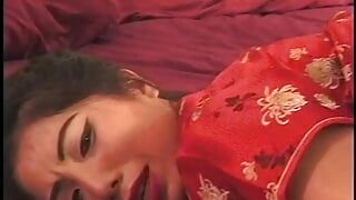 Азиатская шлюшка занимается межрасовым сексом с белым ебарем на кровати