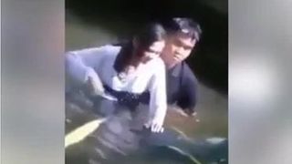 Paar tun Romantik in einem Fluss.mp4