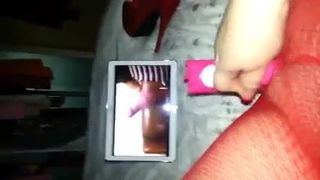 Frau masturbiert und beobachtet Video