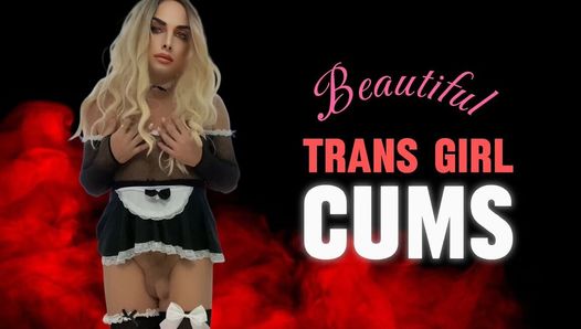 Schönes russisches trans-mädchen wichst vor der webcam