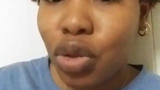 Schwarze Frau pumpt eine dicke Titten für youtube 2