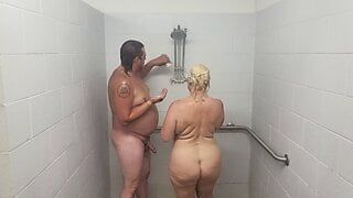 Ehemann und Ehefrau duschen mit einem Quickie.