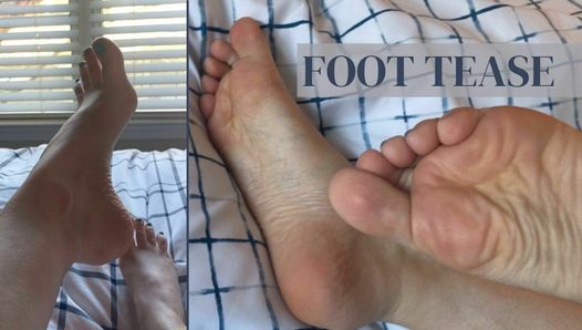 Im Bett mit meinen nackten Füßen und frischer blauer Pediküre, Mianyx, Fußfetisch und Zehen necken