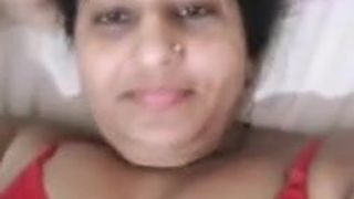 Красивая сексуальная замужняя бхабхи показывает по видеозвонку