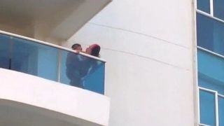 Para rucha się na balkonie