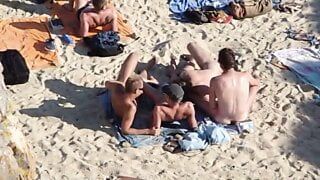 Gruppe von Typen, die Sex am Strand haben