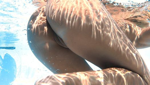 Ungarischer blonder dünner pornostar schwimmt