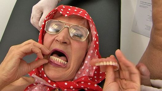 La nonna senza denti (70+) si toglie le dentine prima del sesso
