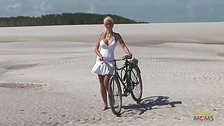 Gepassioneerd neuken op het strand met een prachtige blondine met grote tieten