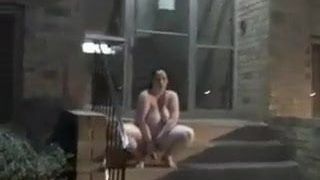 Masturbiert draußen in der Wohnanlage öffentlich