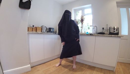 Tanzen in Burka mit Niqab und nichts darunter