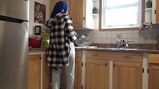 Сирійська домогосподарка отримує кремпай від німецького чоловіка на кухні