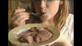 Настоящая поедающая сперму в еде, блондинка в любительском видео