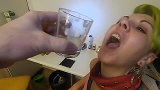Sie trinkt 11 ladungen gesammeltes sperma aus einem glas
