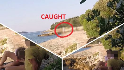 Eine junge Lehrerin lutscht meinen Schwanz an einem öffentlichen Strand in Kroatien vor allen Leuten – es ist sehr riskant, wenn Leute in de