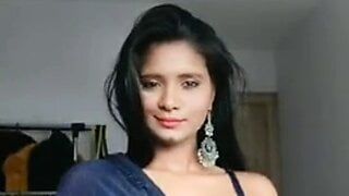Indisches Mädchen in einem Sari macht nackten Porno und zeigt Möpse
