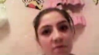 Une Arabe se masturbe devant la webcam pour son copain