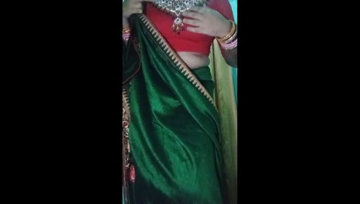 Indischer schwuler transvestiert Gaurisissy, der den grünen Sari xxx trägt und sich sexy fühlt.