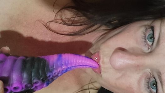Elite Lady hat einen neuen riesen-squid-dildo zum spielen