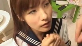 Asiatische Puppe gibt erstaunlichen Blowjob