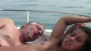 Eine junge Brünette wird von einem alten Schwein auf einem Boot gefickt