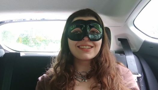 Teen Mädchen(18 Jahre)  fickt sich publc im Auto