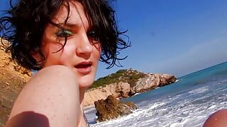 Spanische Schlampe wird draußen am Strand anal gefickt