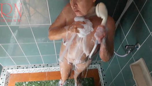 Nudistische Haushälterin Regina Noir wäscht sich in der Dusche mit Seife, nacktes Zimmermädchen rasiert ihre Muschi, putzt Zähne. Voyeurist 2