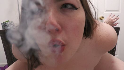 Une BBW adolescente chevauche un gode en fumant et fait un bordel