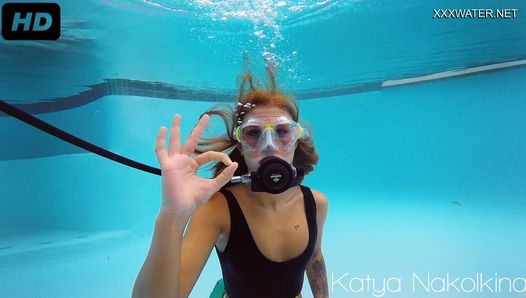 Een van de heetste babes Katya Nakolkina in het zwembad
